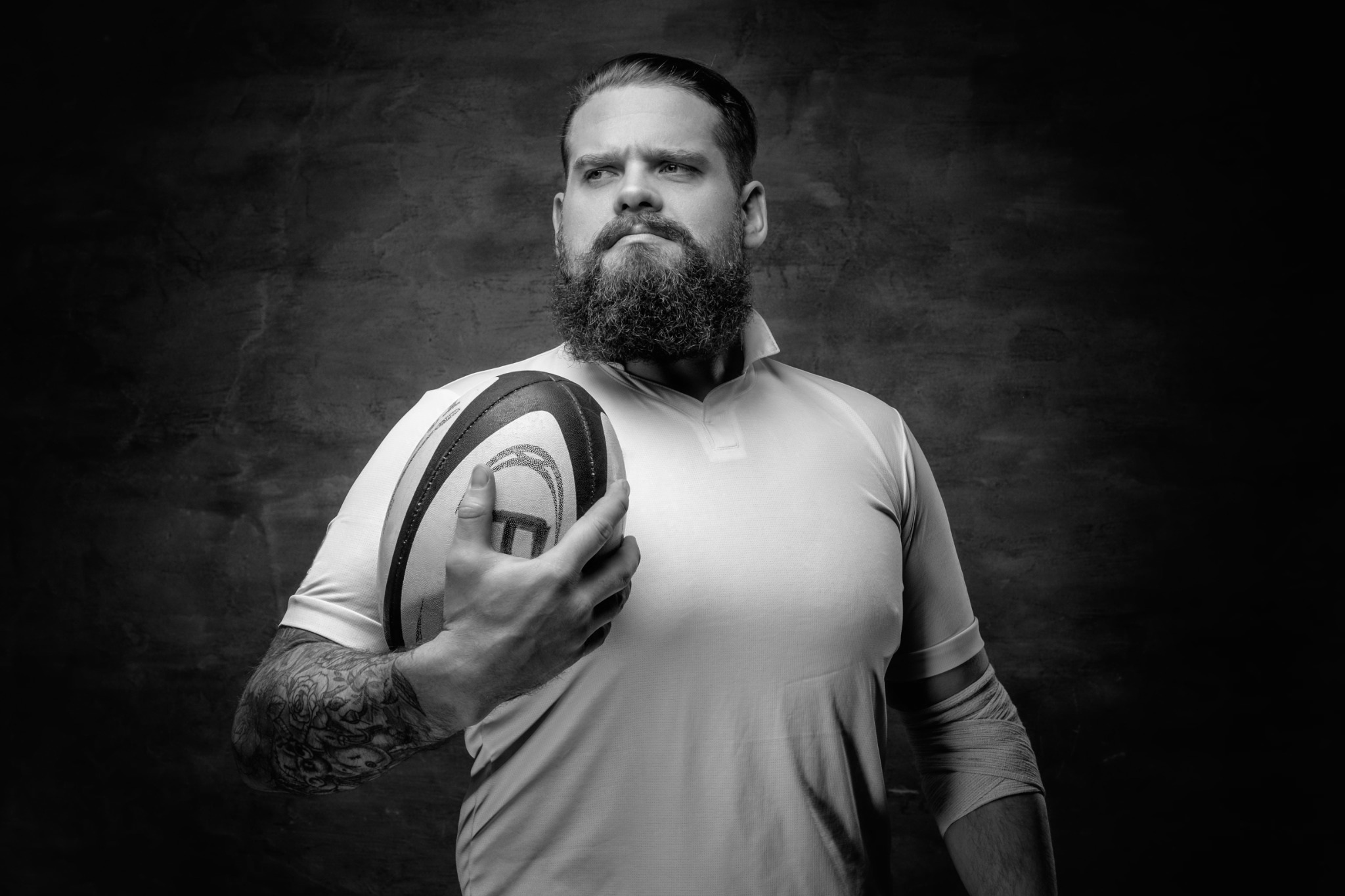 Rugbyman protégeant le ballon