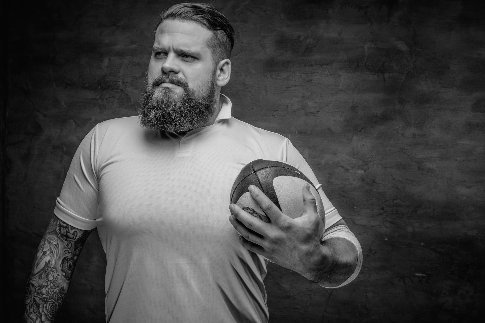 Rugbyman observant le terrain avant l’action